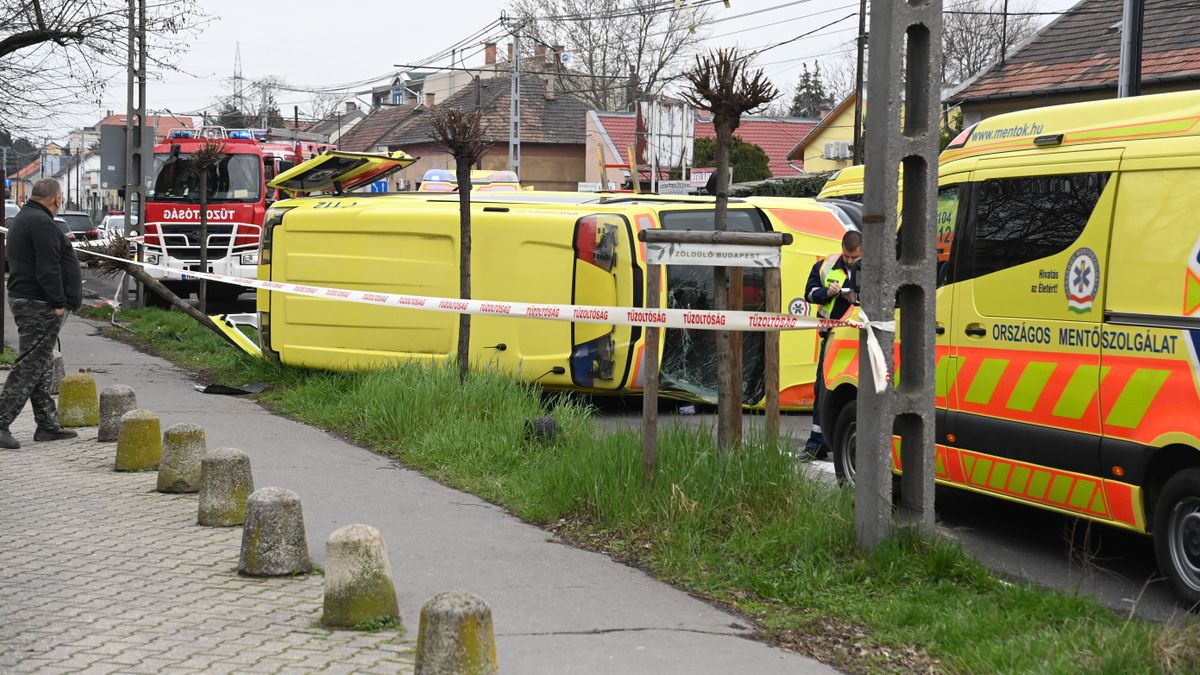 Borzalmas karambol: felborult a mentőautó
