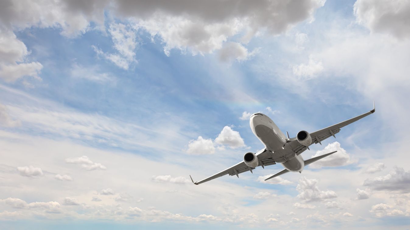White,Passenger,Airplane,Flying,In,The,Sky,Amazing,Clouds,In, utasszállító, repülőgép