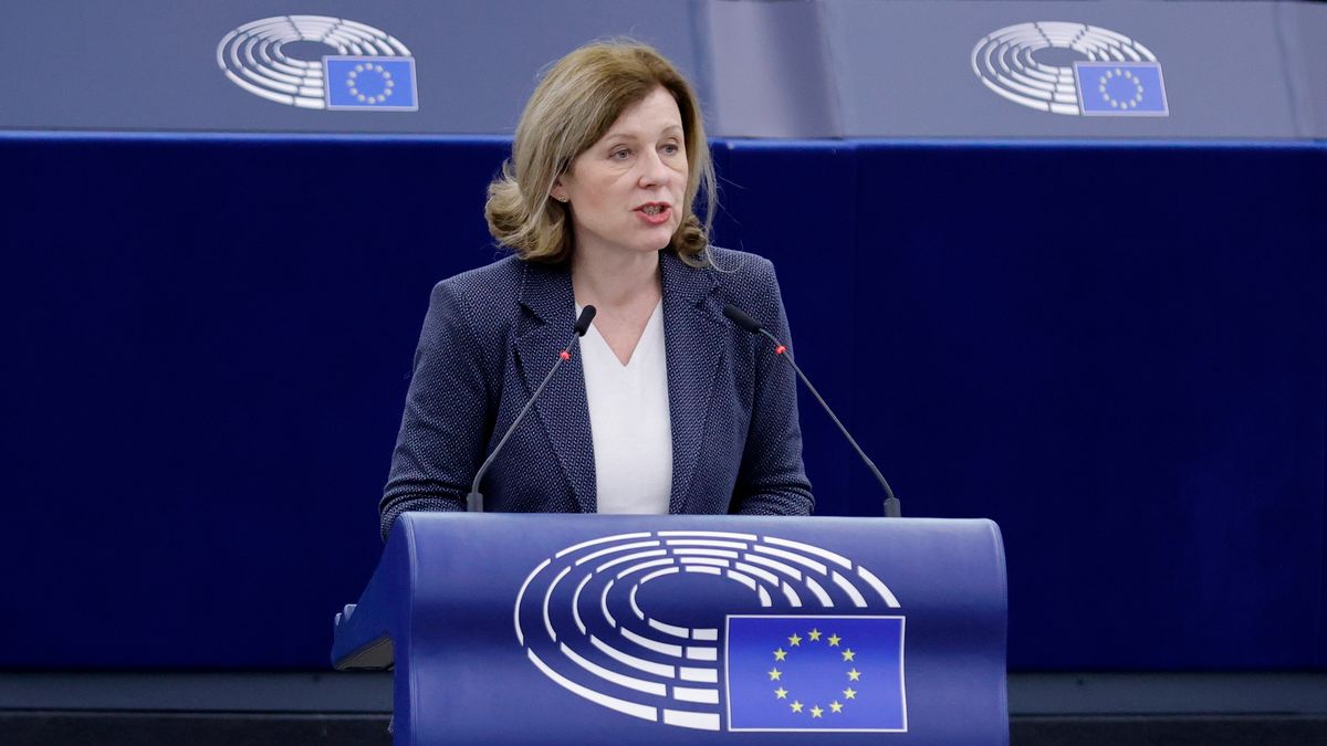 Orbán Viktorra és Robert Ficóra panaszkodik az Európai Bizottság alelnöke