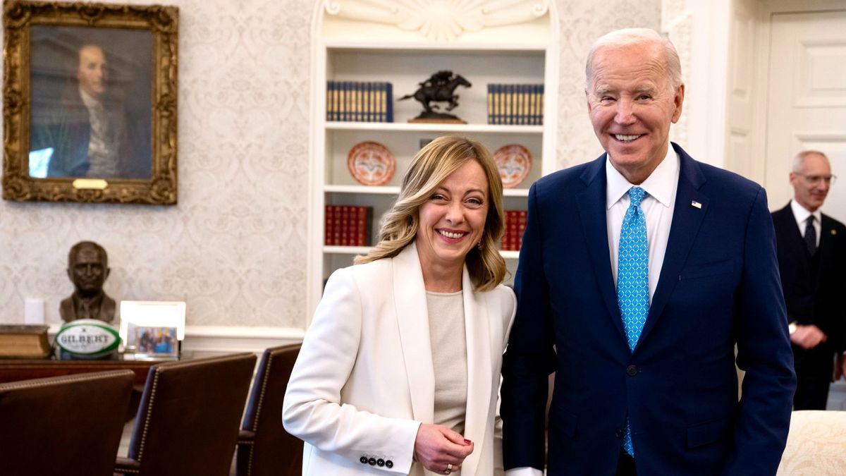 Biden teljesen összeomlott, már hivatali teendői közben sem tud uralkodni beteges vágyain