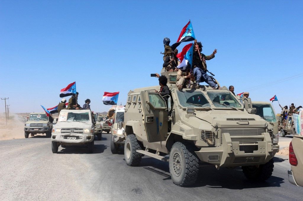 Jemeni kormánypárti harcosok az Egyesült Arab Emírségek által kiképzett Óriások Brigádjából gyülekeznek Ataq város külterületén, Aden vörös-tengeri kikötőjétől keletre, útban az Irán-barát Huthi harcosokkal szembeni frontvonal felé, 2022. január 28-án. Az összecsapások a hét éve tartó háború jelentős eszkalációjának részét képezik, miután az Irán által támogatott huthiak egy sor területi vereséget követően múlt héten halálos drón- és rakétatámadást indítottak az Egyesült Arab Emírségek ellen. (Fotó: Saleh Al-OBEIDI / AFP)