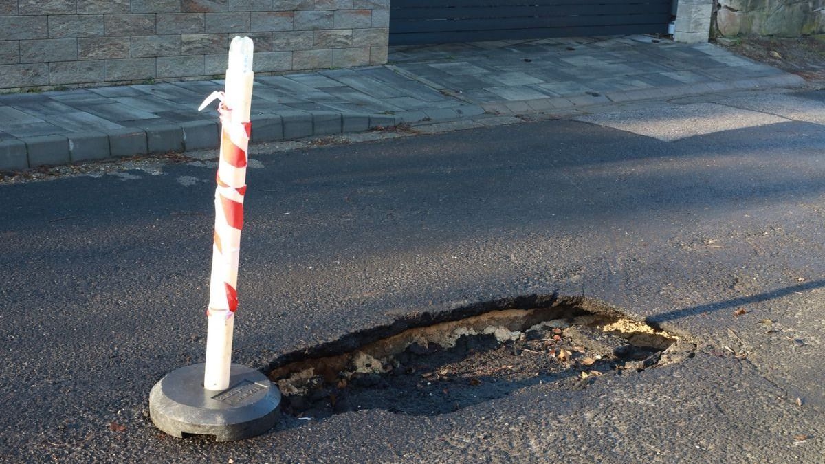 Hiába jár pórul az autós a hatalmas kátyú miatt, a III. kerület nem vállalja a felelősséget + videó