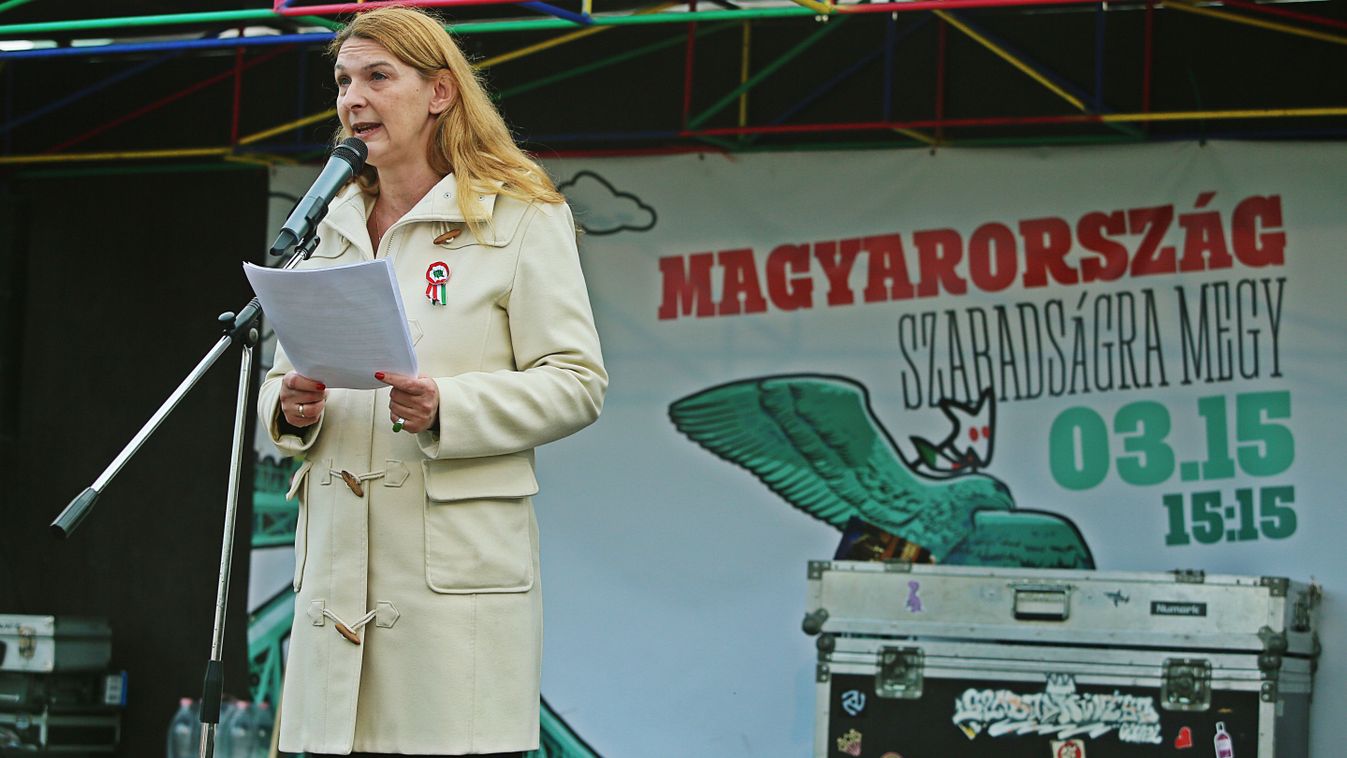  a Magyar Kétfarkú Kutya Párt +Tanítanék Mozgalom a lezárt Szabadság hídon ünnepel