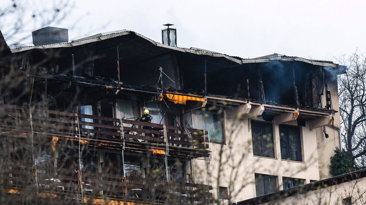 Kigyulladt a visegrádi Silvanus Hotel, már az utómunkálatokat végzik a tűzoltók + videó