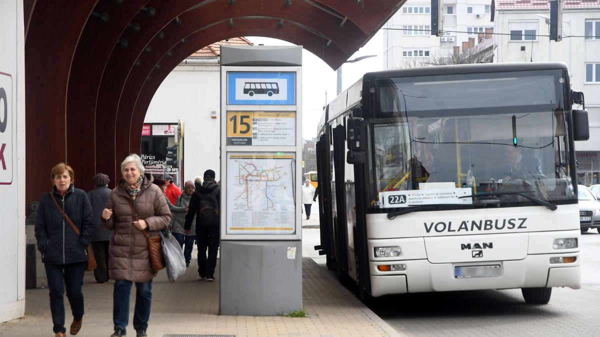 Élettelenül esett össze egy asszony a szolnoki buszállomáson