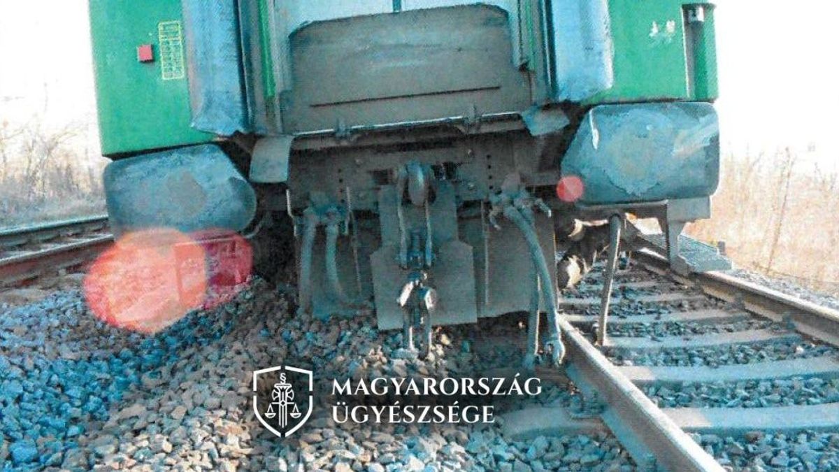 A megengedett sebesség kétszeresével hajtott a mozdonyvezető, videón, amint kisiklik a vonat