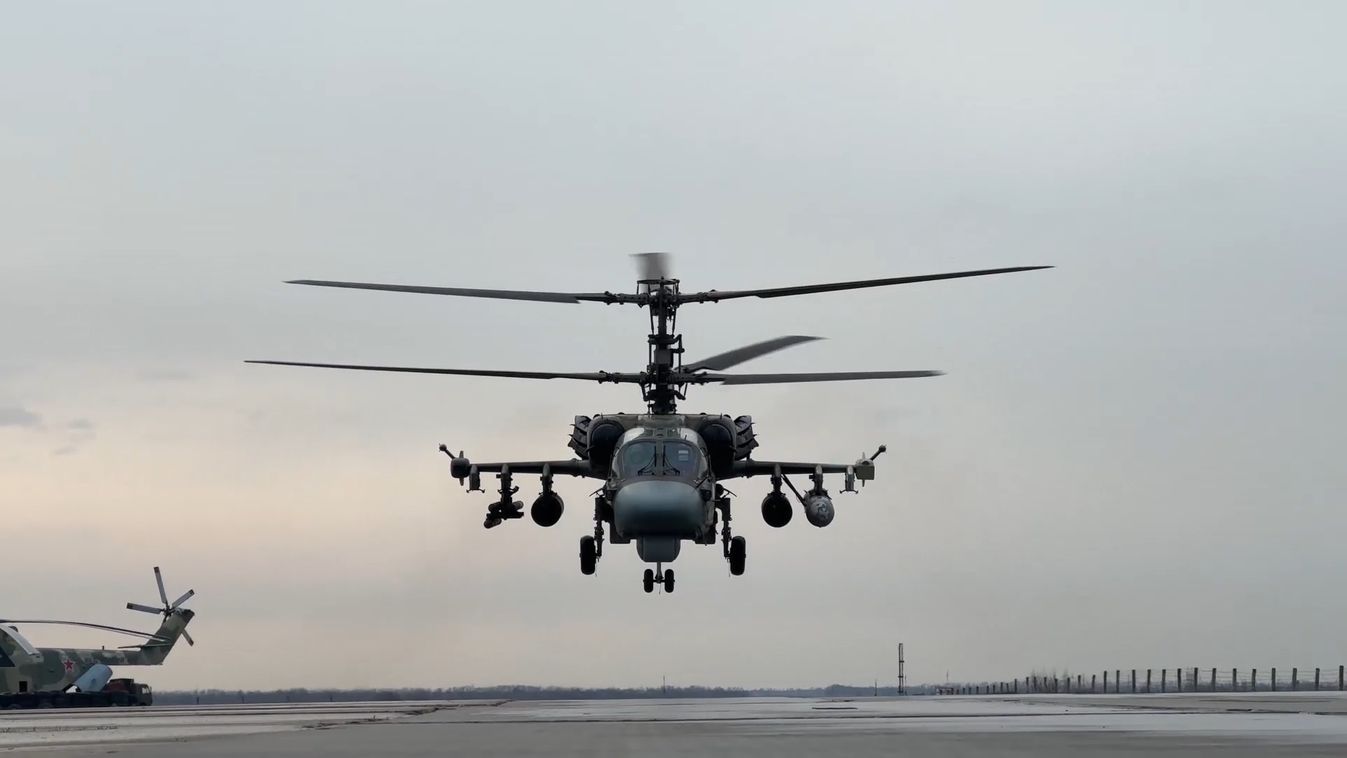 Az orosz támadó csoportban Ka–52 Alligator felderítő és támadó helikopter, Mi–35M szállító- és harci helikopter és Mi–8 többcélú helikopter vett részt. 