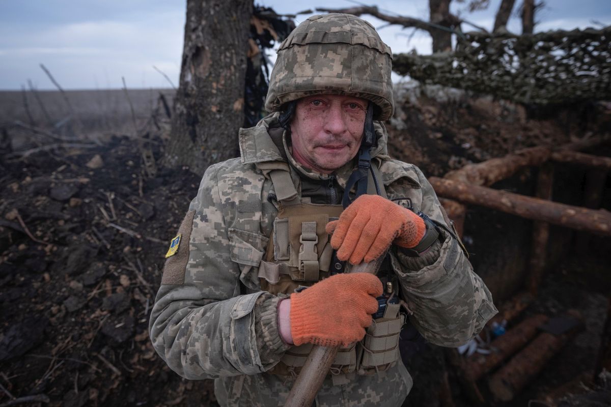 Ukrán katona a kelet-ukrajnai Donyecki területen fekvõ Kliscsijivka közelében húzódó fronton  az orosz–ukrán háborúban (Fotó: MTI/AP/Irina Ribakova/Irina Ribakova)