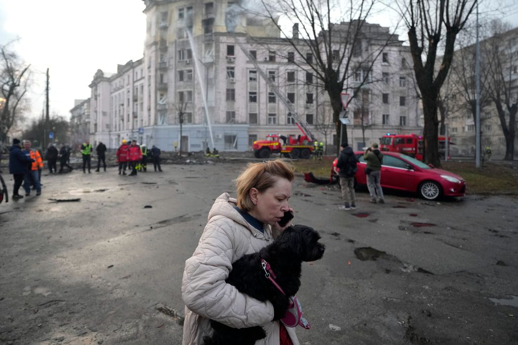 Orosz rakétatámadás helyszínénél telefonál egy nő Kijevben 2024. március 21-én. A polgármester szerint két sebesültet kórházba szállítottak.MTI/AP/Vadim Ghirda