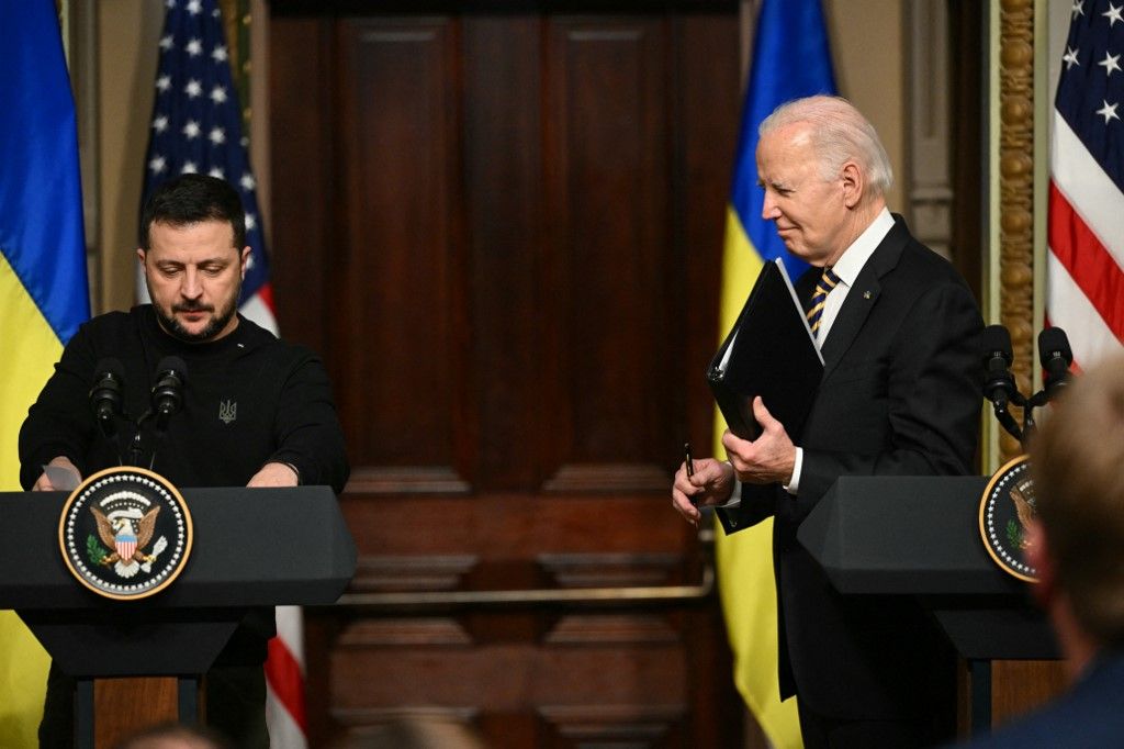 Joe Biden amerikai elnök és Volodimir Zelenszkij ukrán elnök távozik, miután sajtótájékoztatót tartottak a washingtoni Fehér Házban, 2023. december 12-én. (Fotó: AFP/ Mandel NGAN)
