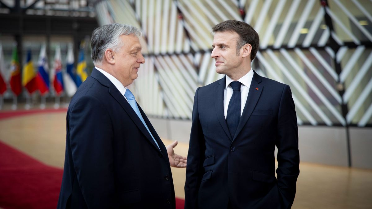 Orbán Viktorral szövetkezne Macron és Tusk