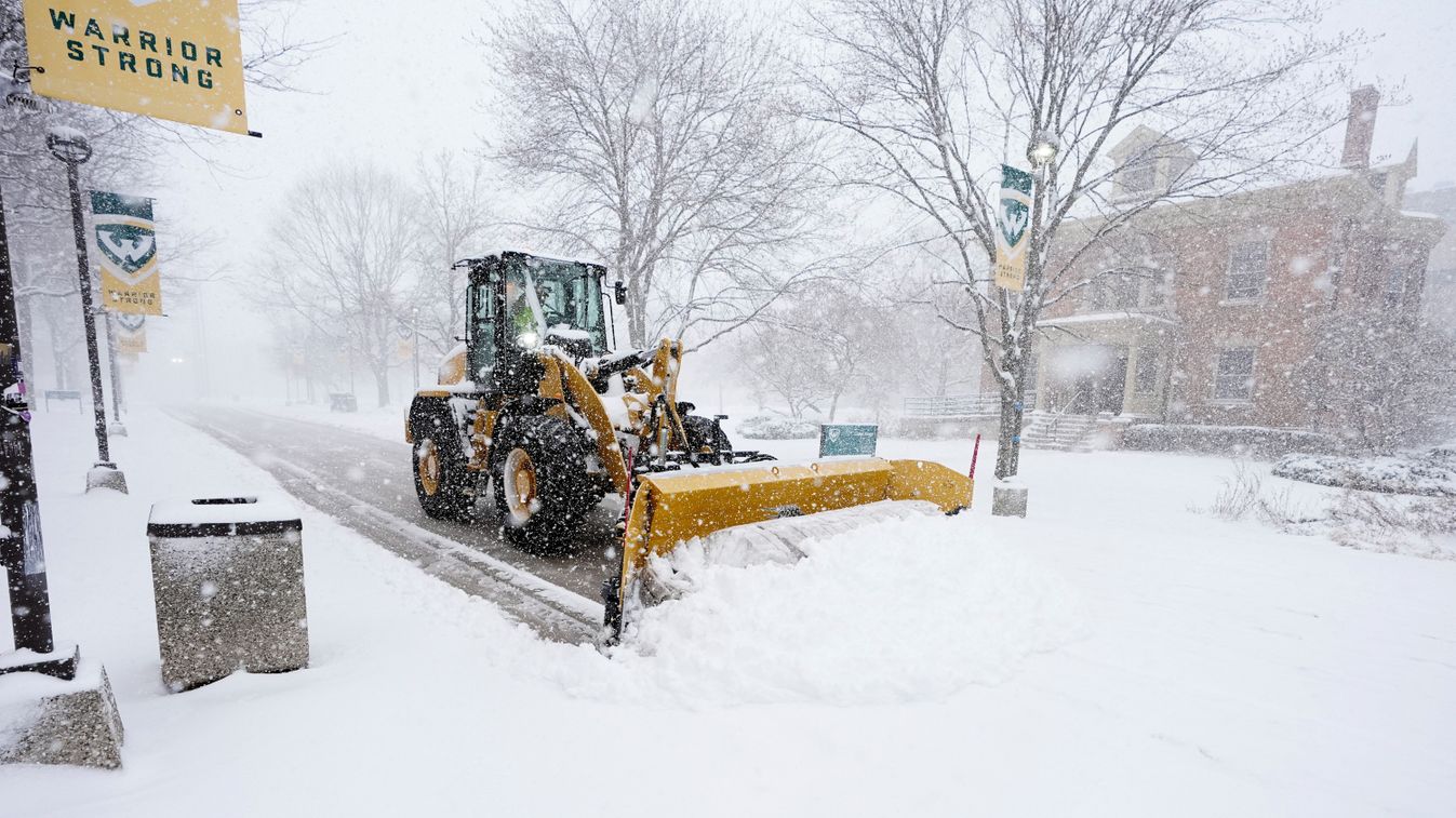 Hókotró munkagép takarítja a havat a Michigan állambeli Detroitban 2024. március 22-én (Fotó: MTI/AP/Carlos Osorio)
