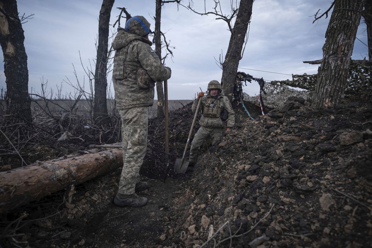 Ukrán katonák lövészárkot ásnak a kelet-ukrajnai Donyecki területen fekvõ Kliscsijivka közelében húzódó fronton 2024. március 18-án, az Ukrajna elleni orosz háború alatt. MTI/AP/Irina Ribakova/Irina Ribakova