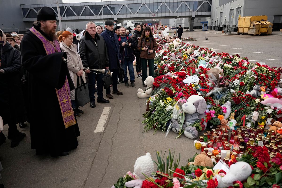 Ortodox pap istentiszteletet tart a megtámadott moszkvai koncertterem előtt 2024. március 26-án