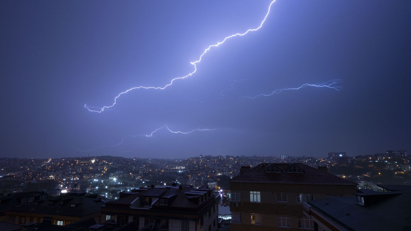 Lightning strike in Istanbul