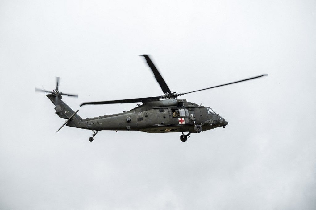 2024. március 16., Bajorország, Hohenfels: Egy Black Hawk szállítóhelikopter leszáll, hogy felvegyen egy sebesült katonát az „Allied Spirit 24” hadgyakorlat során. Európának több pénzt kellene fizetni, hogy felkészüljön Macron háborújára. (Fotó: Daniel Vogl / DPA / dpa Picture-Alliance az AFP-n keresztül)