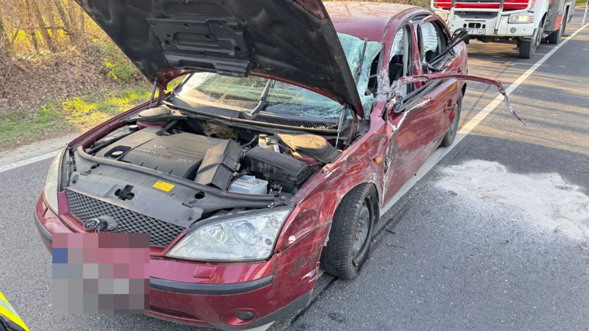 Kamion és autó ütközött Győr közelében, beszorult egy ember
