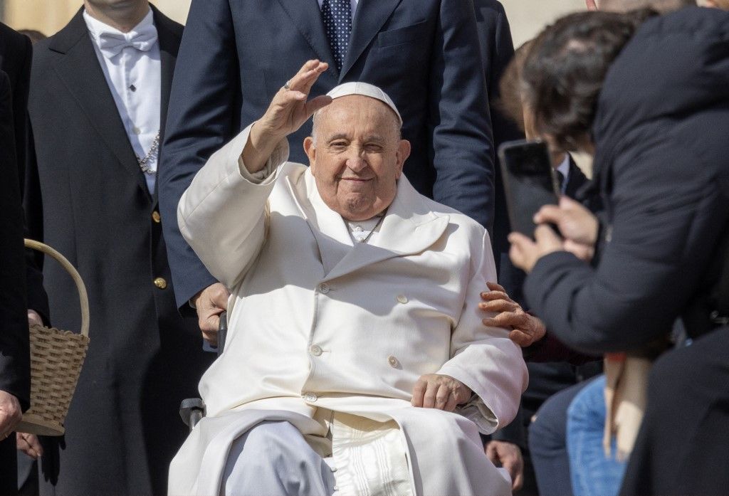 Ferenc pápa köszönti a tömeget a vatikáni Szent Péter téren 2024. március 13-án. (Fotó: Pablo Esparza / ANADOLU / Anadolu via AFP)