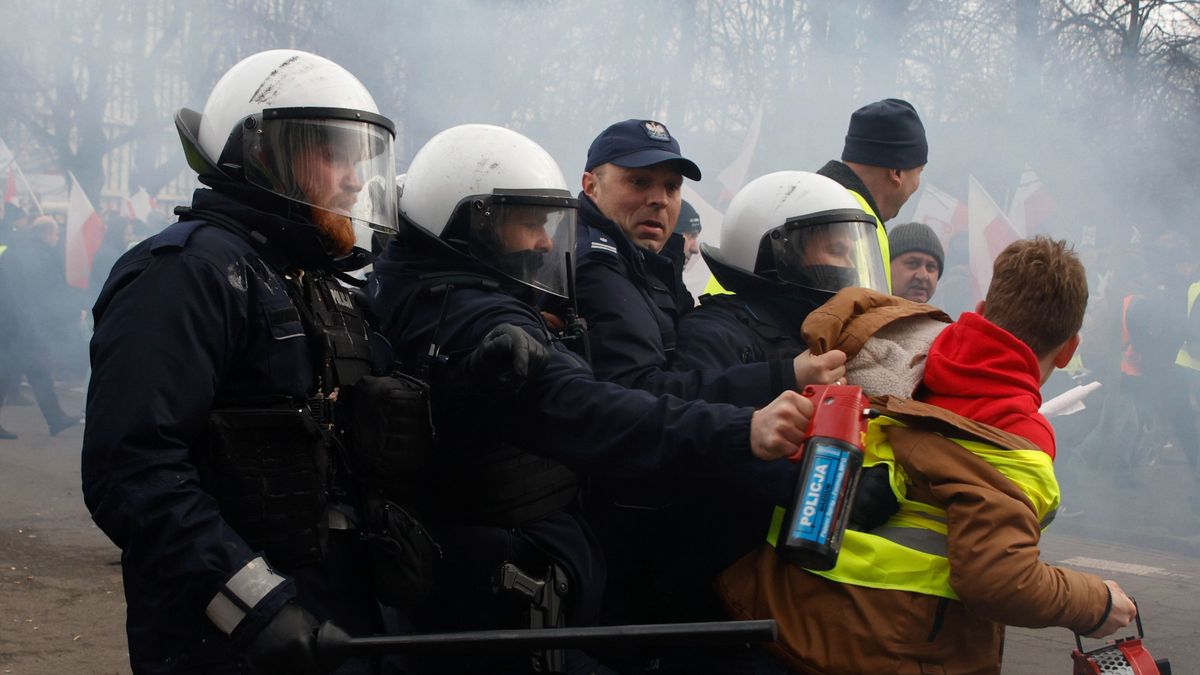 Rendőrállam = jogállam? Így dübörög a lengyel gumibot-demokrácia