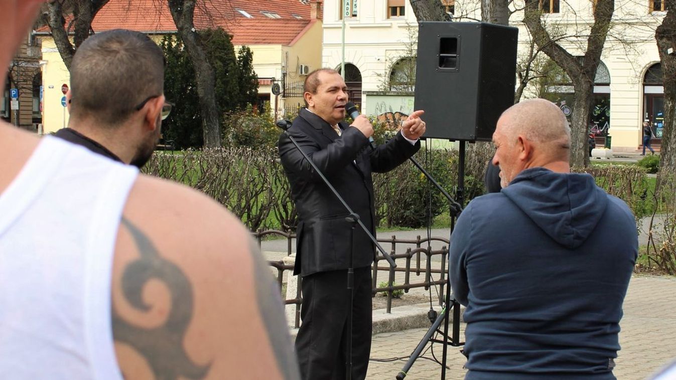 Száva Vince jogvédő, a Jászkarajenőn brutálisan megvert Dudás Gábor védője beszél Cegléden, a békés együttélésért tartott demonstráción, március 23-án. Szót emeltek