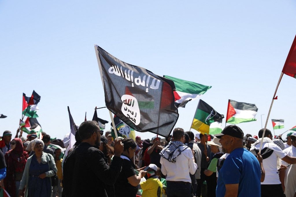 Egy férfi az Iszlám Állam zászlaját tartja, miközben a palesztin-párti támogatók összegyűltek Fokvárosban 2023. november 12-én, miután az izraeli támogatókat gyülekezés közben elkergették (Fotó: AFP/GIANLUIGI GUERCIA)