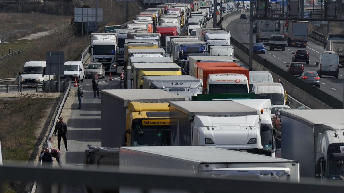 Baleset miatt hatalmas a dugó az M3-as autópályán a Budapestről kifelé vezető oldalon