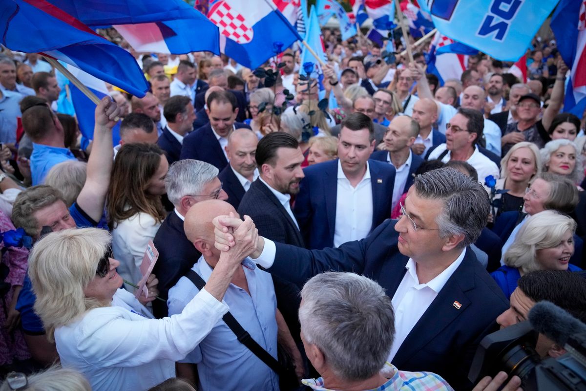 Andrej Plenkovic horvát miniszterelnök, a kormányzó jobboldali Horvát Demokratikus Közösség (HDZ) elnöke (jobbra) támogatókkal találkozik a párt választási kampányrendezvényén Zágrábban 2024. április 14-én. (Fotó: MTI/AP/Darko Bandic)