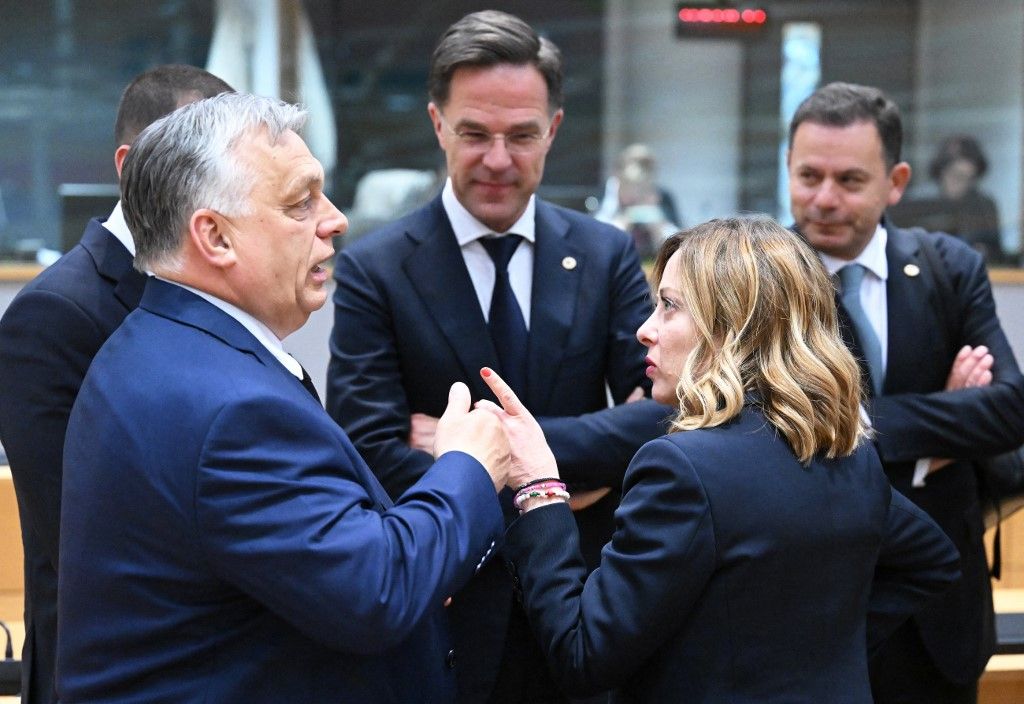 Orbán Viktor magyar miniszterelnök (L), Giorgia Meloni olasz miniszterelnök (R) és Mark Rutte holland miniszterelnök (C) részt vesz az EU-vezetők csúcstalálkozóján Brüsszelben, Belgiumban 2024. április 17-én. (Fotó: Anadolu Agency/AFP /Dursun Aydemir)