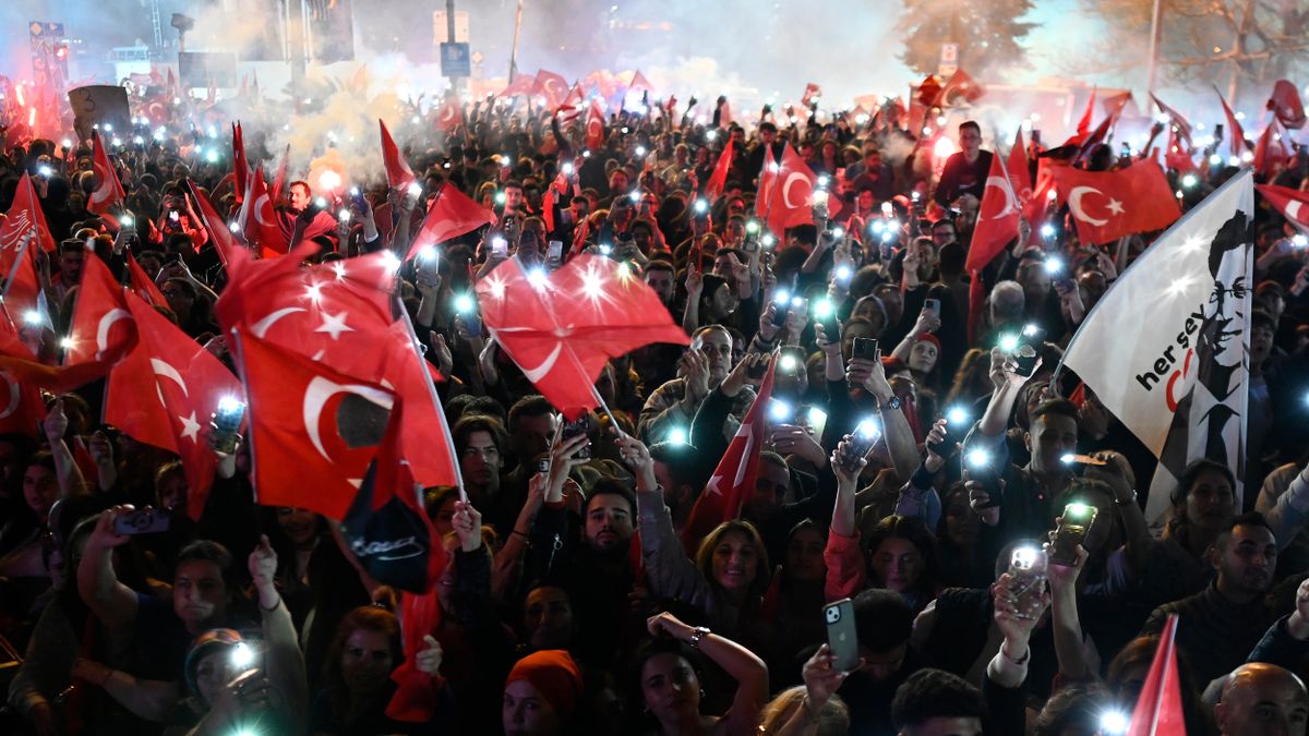 Ünneplés közben halt meg a török ellenzéki párt helyettes vezetője + videó