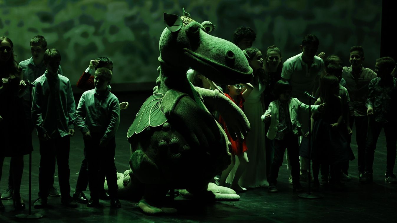 Süsü, a sárkány – így köszöntötték a gyerekszínészek Bodrogi Gyulát + exkluzív videó