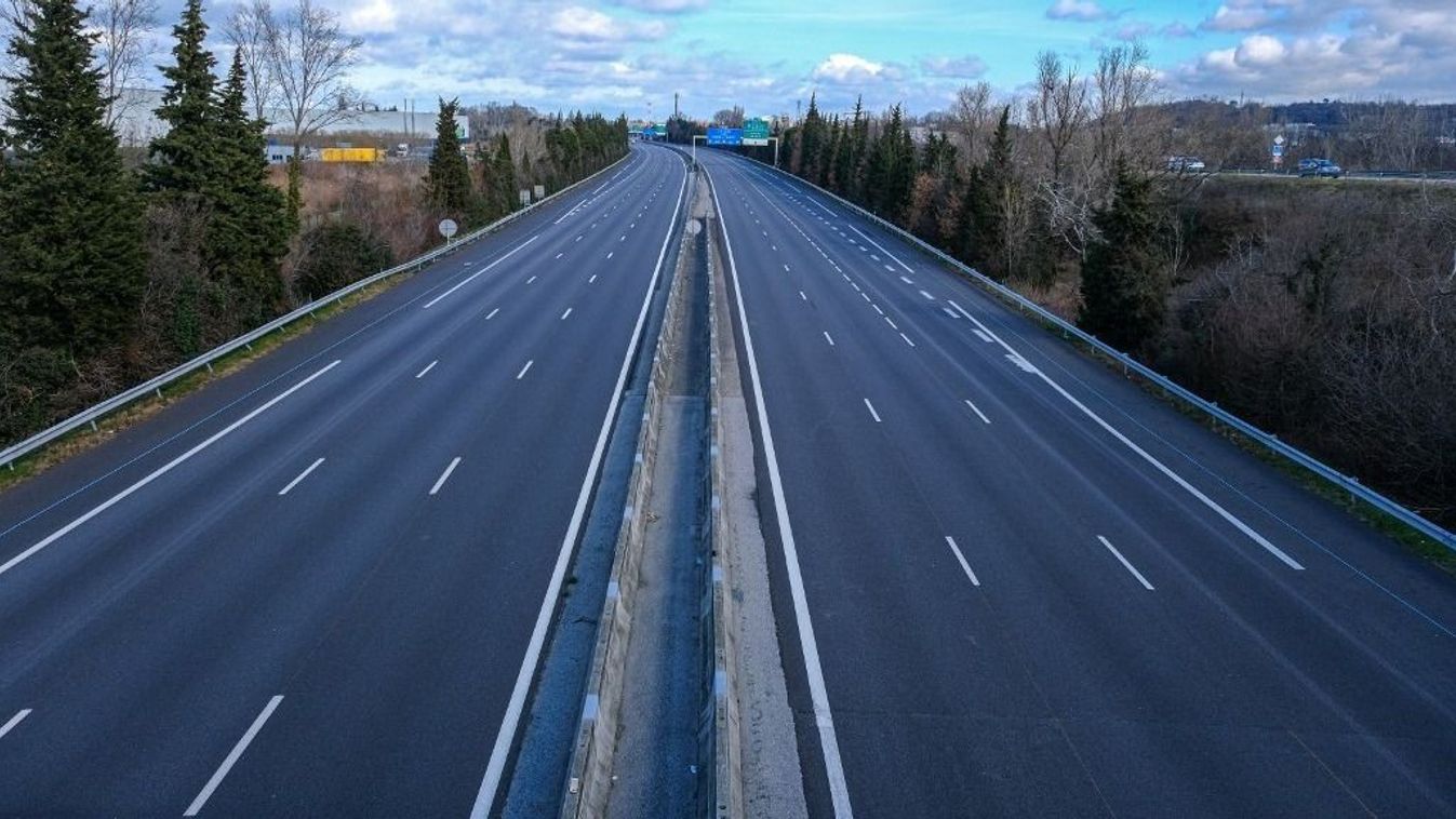 FRANCE - ROAD - TRAFIC - HIGHWAY - A7Az A7-es autópályát lezárták a forgalom elől. A sávok mindkét irányban üresek.