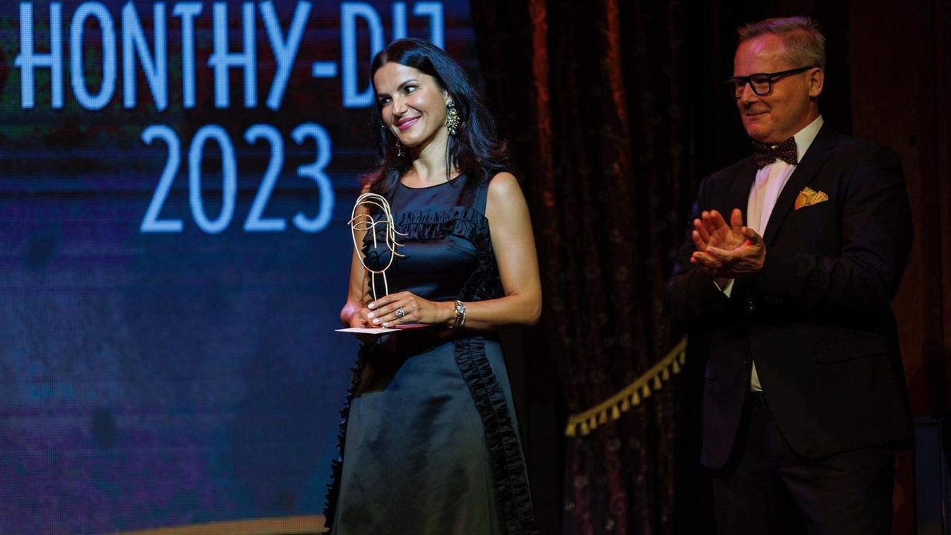 Eleni Korani és Molnár Zoltán átadja Honthy-díjakat az Operettszínházban 2023 októberében.