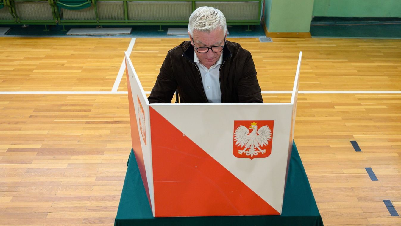 A tisztségért ismét induló Jacek Jaskowiak poznani polgármester voksol a helyhatósági választások második fordulójának napján, 2024. április 21-én egy poznani szavazóhelyiségben (Fotó: MTI/EPA/PAP/Jakub Kaczmarczyk)