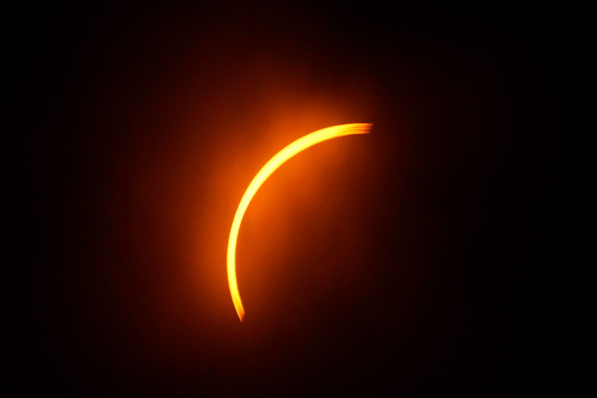 A Hold majdnem egészen kitakarja a Napot a texasi Eagle Passban a teljes napfogyatkozáskor, 2024. április 8-án. (Fotó: MTI/AP/Eric Gay)