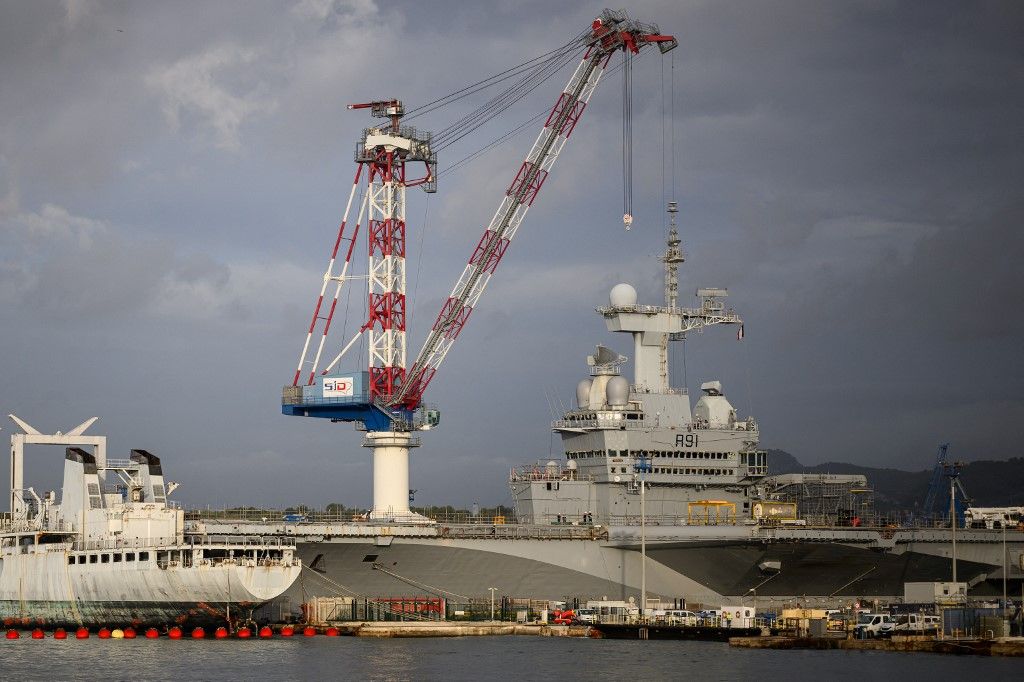 A francia haditengerészet "Charles de Gaulle" repülőgép-hordozója a dél-franciaországi Toulon katonai kikötőjénél kiköt 2023. október 19-én. (Fotó: AFP/LOIC VENANCE)