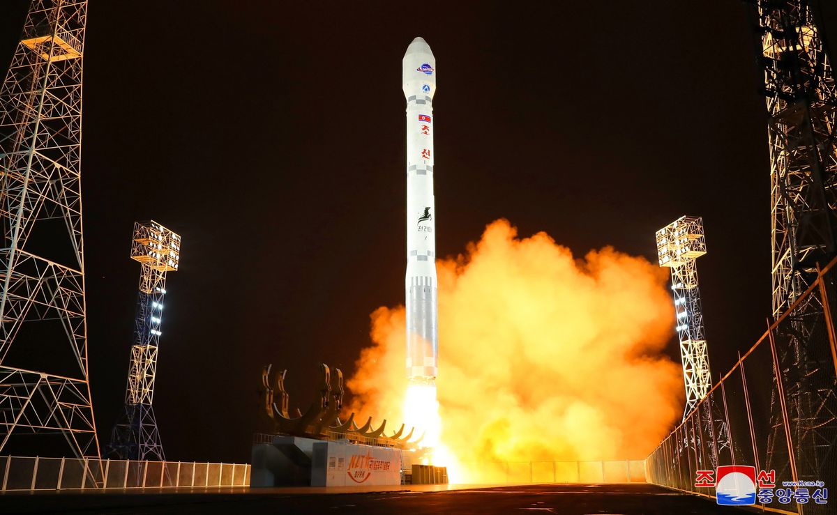 A KCNA észak-koreai állami hírügynökség által közreadott képen fellövik az észak-koreai fejlesztésű Mallikjong-1 katonai mûholdat a Kollima-1 hordozórakétával az északnyugati Tongcsang-ri városnál működő Szohe műholdfelbocsátó és rakétakísérleti telepen 2023. november 21-én. A phenjani rezsim első kémműholdja sikeresen Föld körüli pályára állt, korábbi két meghiúsult fellövést követően. Dél-Korea a hírre reagálva bejelentette, hogy részlegesen felfüggeszti az Észak-Koreával 2018-ban kötött katonai egyezményt.
