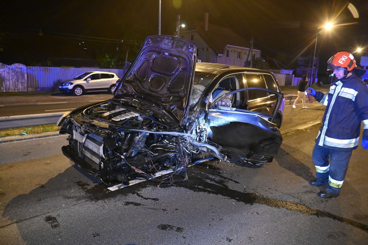 Budapest, 2024. április 18.
Ütközésben összeroncsolódott személygépkocsi a XVIII. kerületben, a 4-es fõút Liszt Ferenc Nemzetközi Repülõtérre vezetõ szakaszán 2024. április 19-én. A balesetben két ember meghalt, miután egy, a város irányába haladó, bolgár rendszámú személygépkocsi ütközött egy szemben közlekedõ, majd egy mögötte érkezõ magyar rendszámú autónak. A szembõl érkezõ magyar rendszámú kocsiban egy középkorú férfi és nõ a helyszínen életét vesztette, a külföldi rendszámú jármû vezetõje és utasai elmenekültek, a mögöttük érkezõ autóban ketten - az elsõdleges adatok szerint könnyebben - sérültek meg.
MTI/Mihádák Zoltán