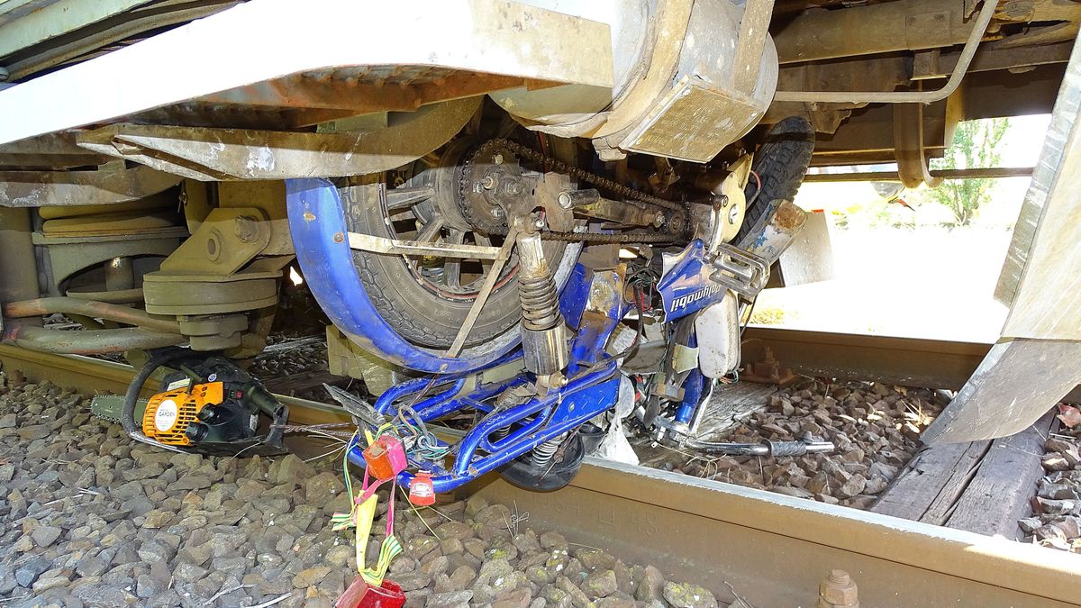 Motorost gázolt a vonat Heves vármegyében