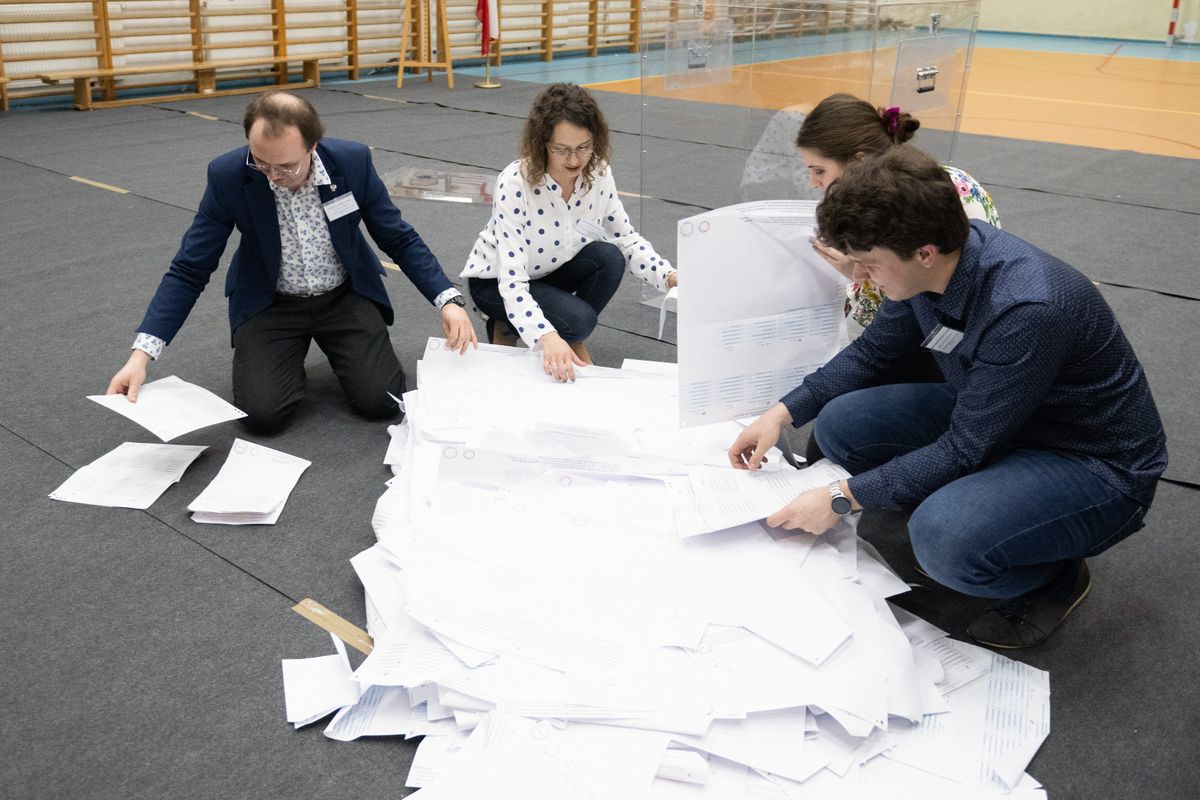 A szavazatokat számolják a választási biztosok a lengyel helyhatósági választások első fordulója után Poznanban 2024. április 7-én. (Fotó: MTI/EPA-PAP/Jakub Kaczmarczyk)