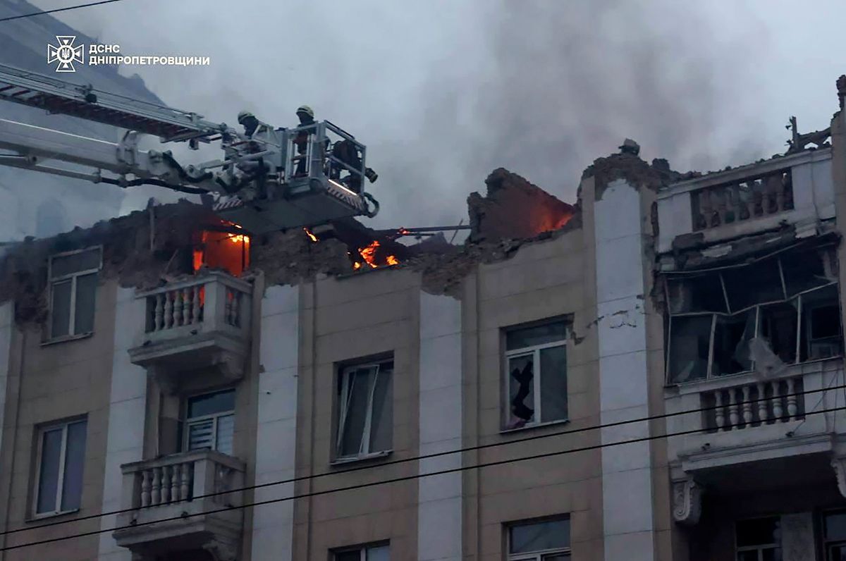 A rendkívüli helyzetek ukrán minisztériumának felvételén tűzoltók küzdenek a lángok megfékezésén a legutóbbi orosz rakétatámadásban súlyosan megrongálódott lakóépületnél az ukrajnai Dnyipróban 2024. április 19-én