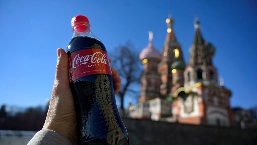 Az AFP hivatalos képaláírása szerint: egy üveg Coca-Cola a Szent Bazil székesegyház előtt Moszkva központjában 2022. március 9-én. A McDonald's, a Coca-Cola és a Starbucks 2022. március 8-án meghajolt a közvélemény nyomása előtt, és felfüggesztette működését Oroszországban, csatlakozva a nemzetközi vállalati kórushoz, amely felháborodását fejezte ki Moszkva ukrajnai inváziója miatt.