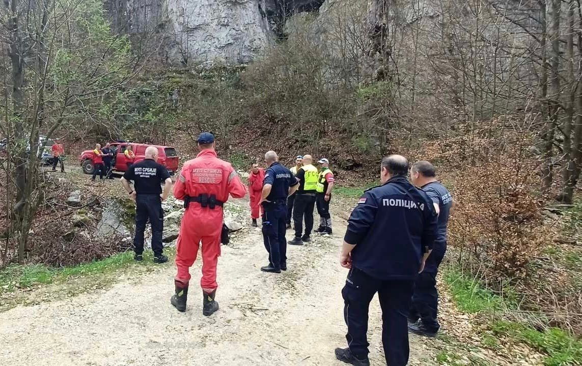 A szerb hatóságok a meggyilkolt kislány holttestét keresik. (Forrás: Szerbiai Belügyminisztérium hivatalos Facebook oldala)