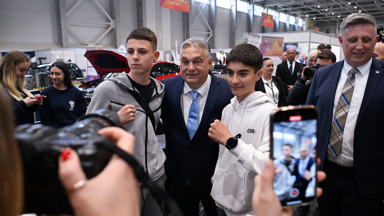 Orbán Viktort a fociról kérdezték a fiatalok