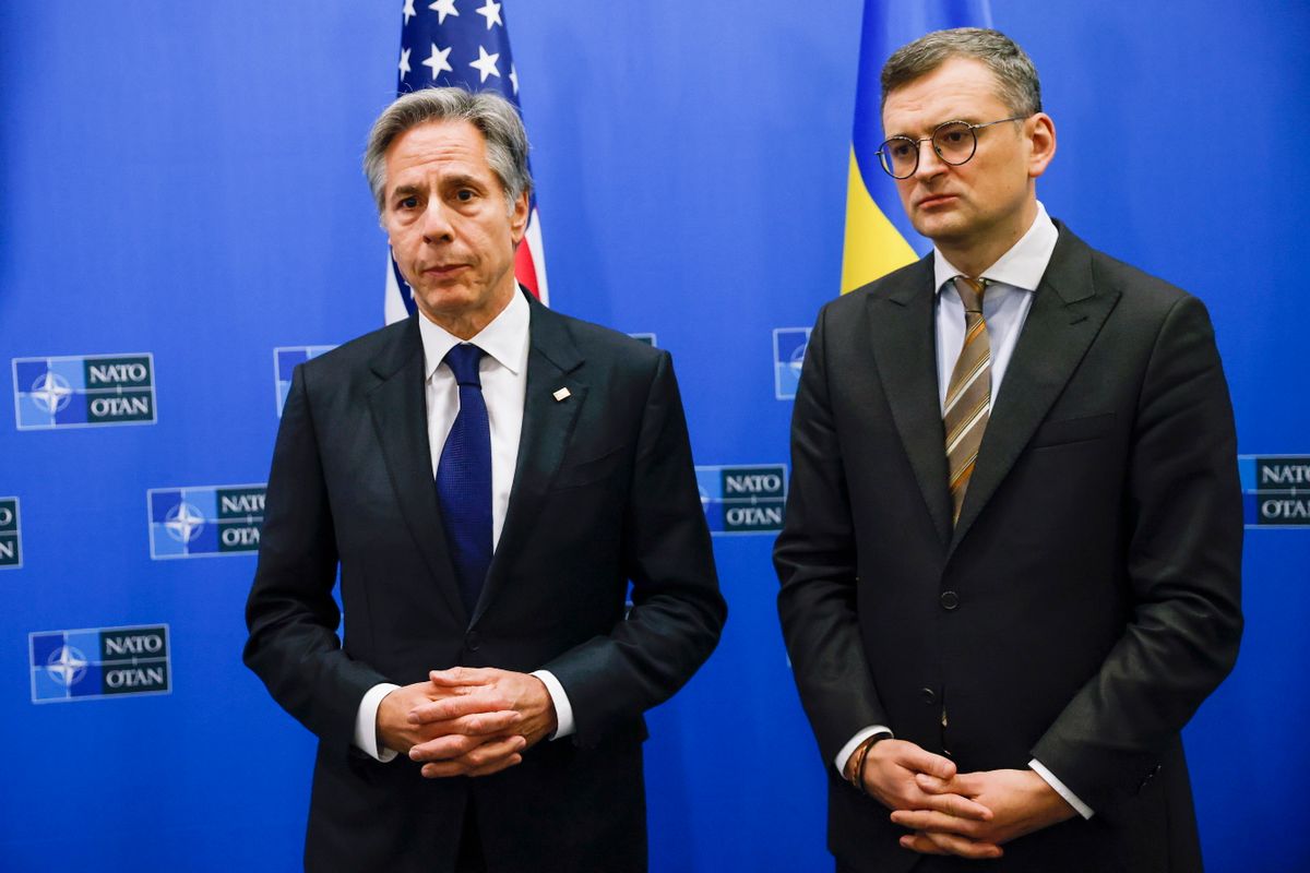 Antony Blinken amerikai (b) és Dmitro Kuleba ukrán külügyminiszter a NATO-Ukrajna Tanács ülése után nyilatkozik a védelmi szervezet brüsszeli székházában a NATO kétnapos brüsszeli külügyminiszteri találkozójának második napján, 2024. április 4-én. (Fotó: MTI/AP/Reuters pool/Johanna Geron)