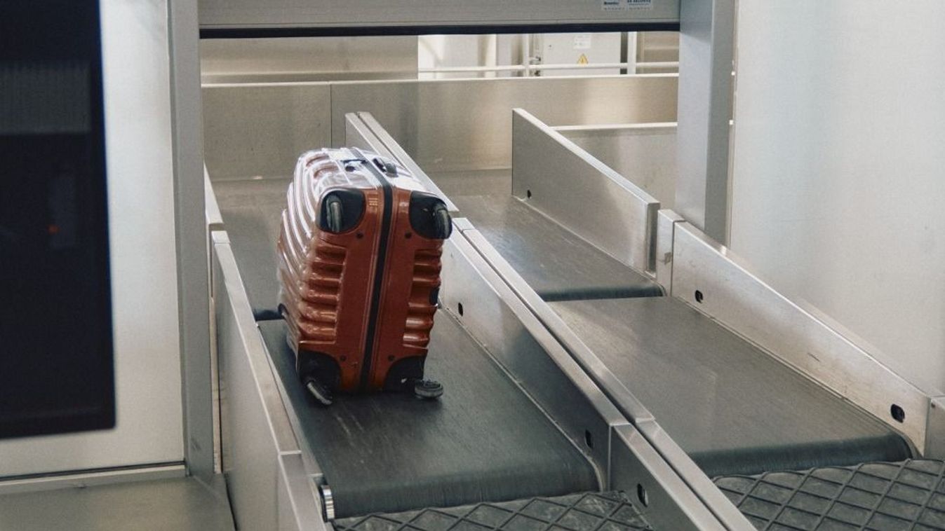 Bőrönd a becsekkolásnál a párizsi Orly repülőtéren.
