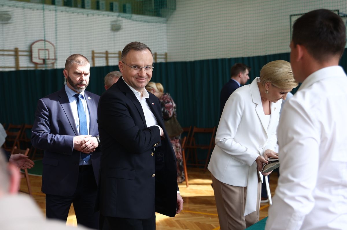 Andrzej Duda lengyel államfő (b2) és felesége, Agata Kornhauser-Duda (j) szavazni érkezik a helyhatósági választások első fordulójában Krakkóban 2024. április 7-én. Az elnök legutóbbi nyilatkozata a nukleáris háború lehetőségét vetíti előre. (Fotó: MTI/EPA/PAP/Lukasz Gagulski)