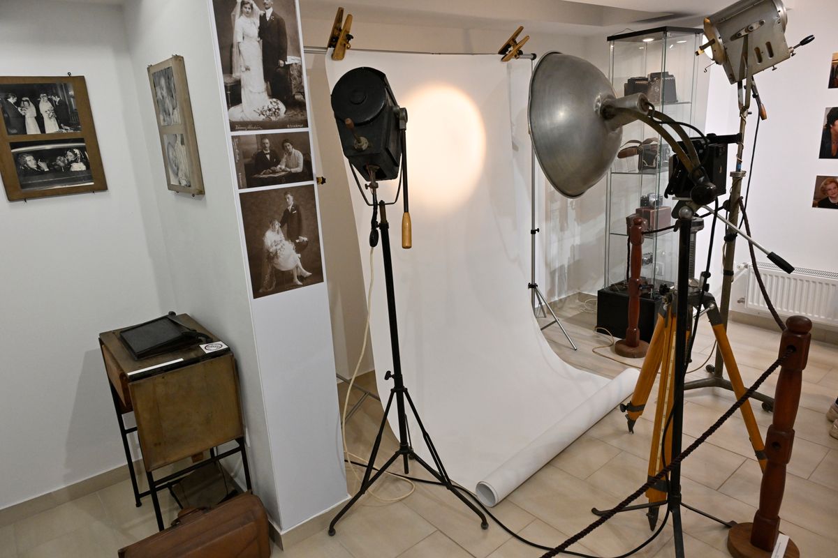 A fotóművészeti kiállításon a fényképek mellett technikai eszközök és egy sötétkamra is látható.