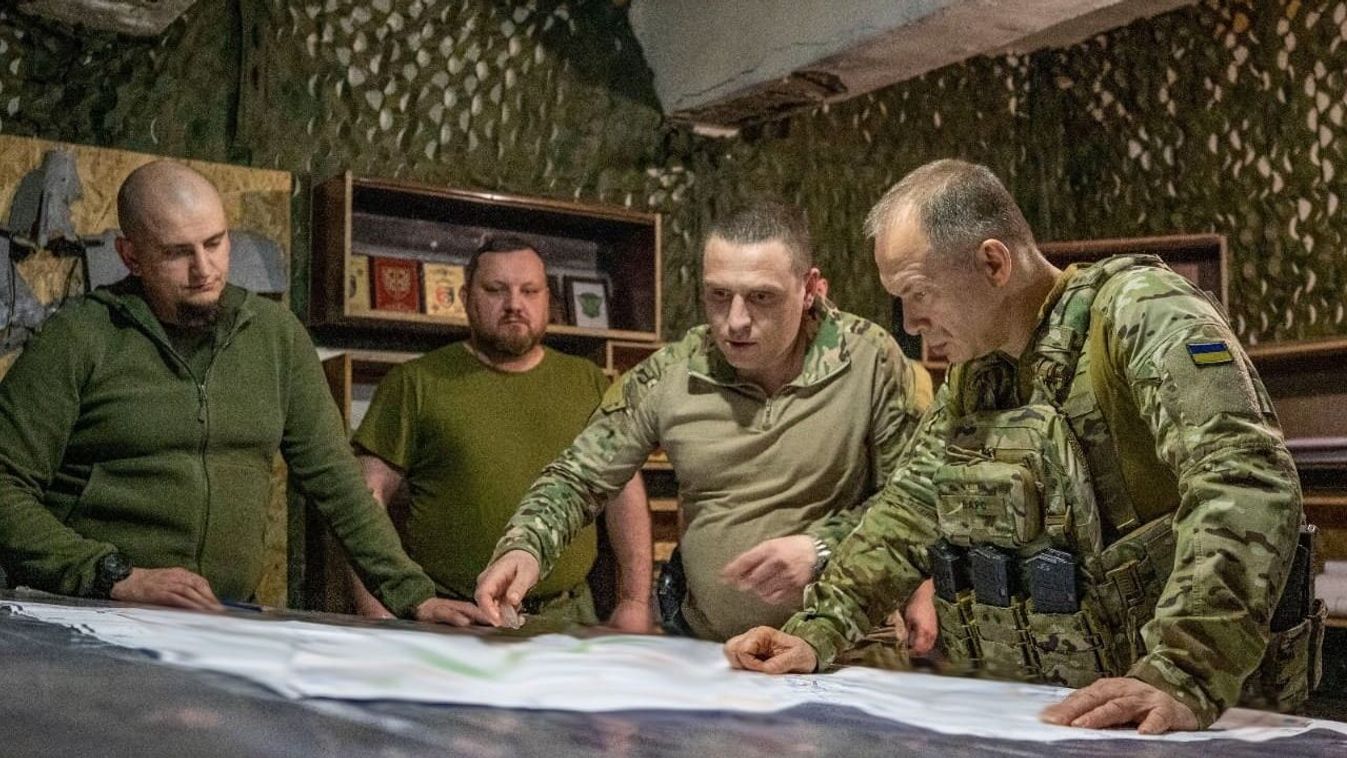 Olekszandr Szirszkij katonák körében (Forrás: X)