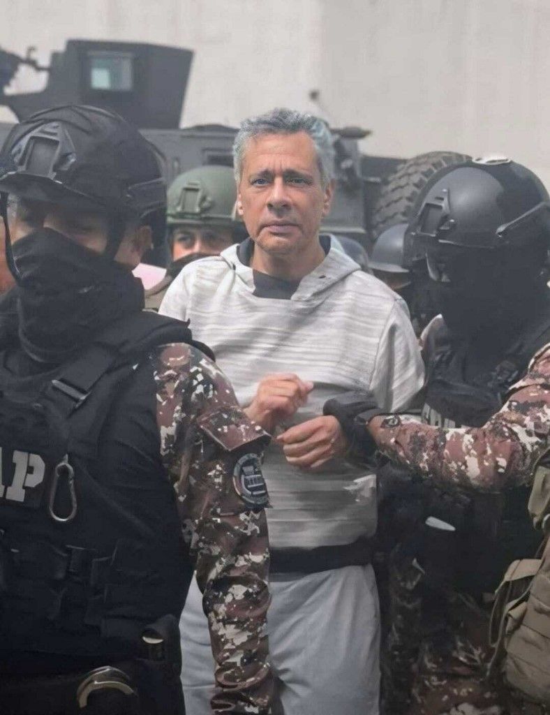 A rendőrség őrizetbe vette Jorgé Glas-t április 6-án Fotó: National Police of Ecuador / Han / ANADOLU / Anadolu via AFP