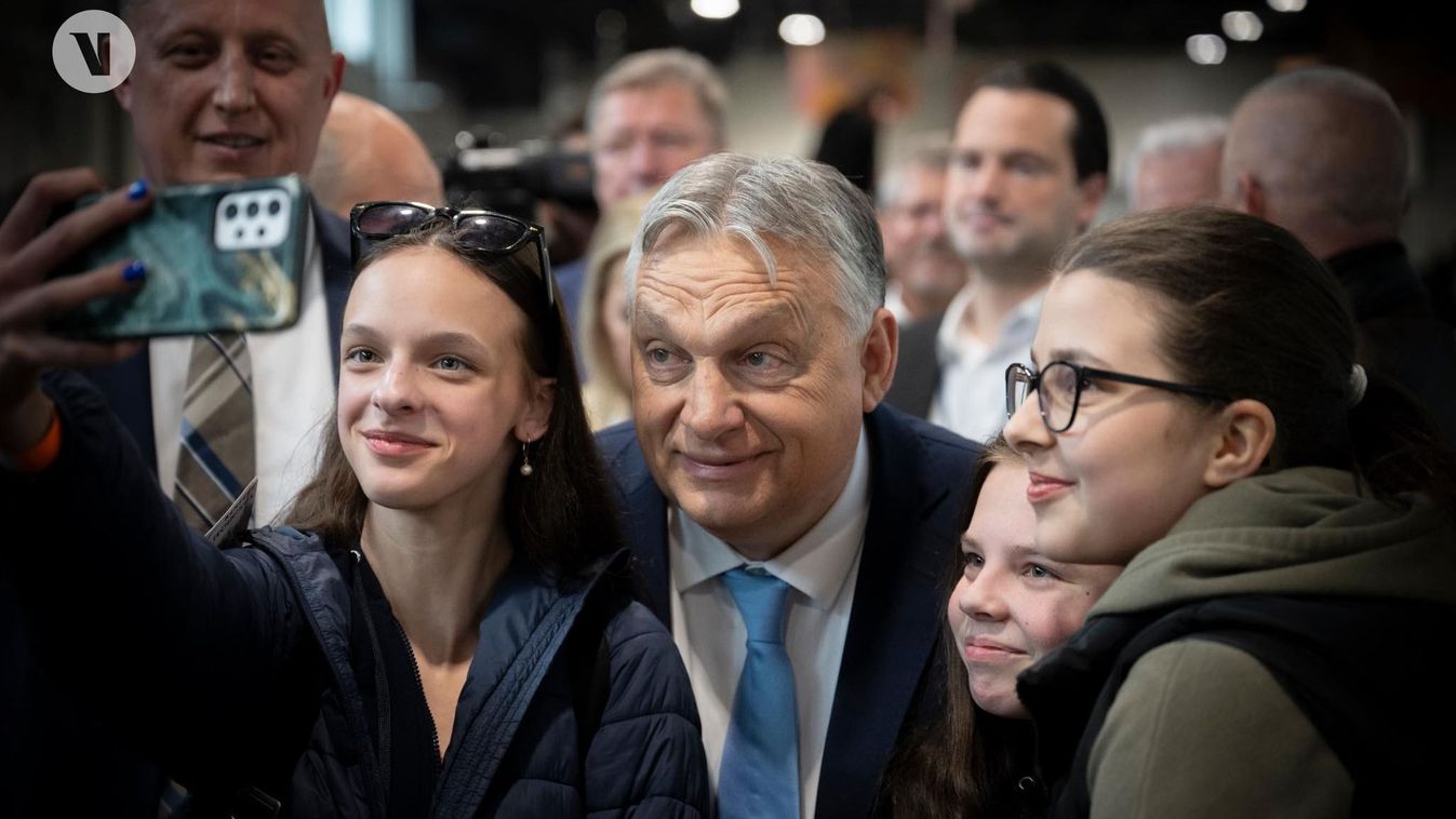 Orbán Viktor Közös képet készít a fiatalokkal